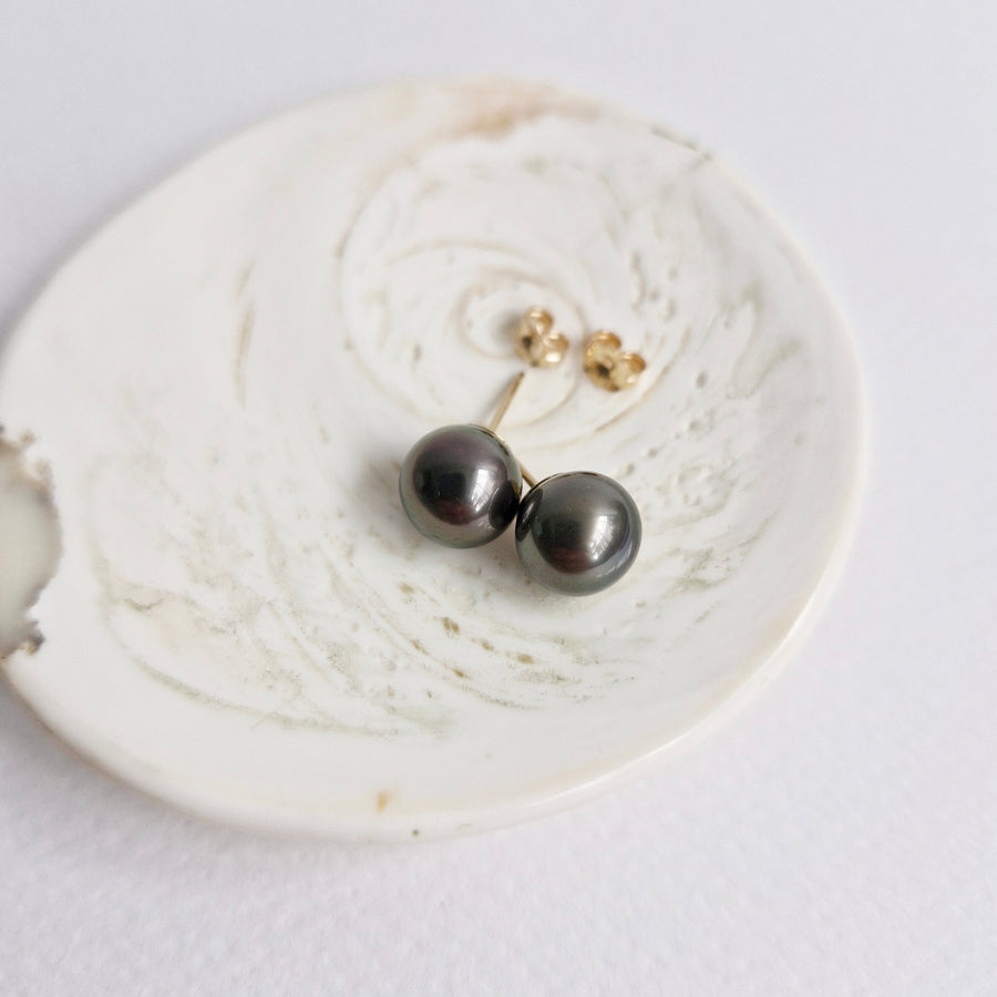 Tahitian Pearl Earstuds #22 (Dark Grey/Purple Overtone) / 14k Gold-filled