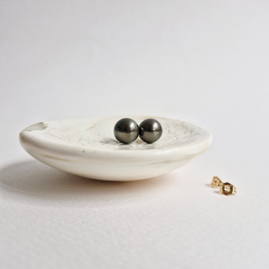 Tahitian Pearl Earstuds #22 (Dark Grey/Purple Overtone) / 14k Gold-filled