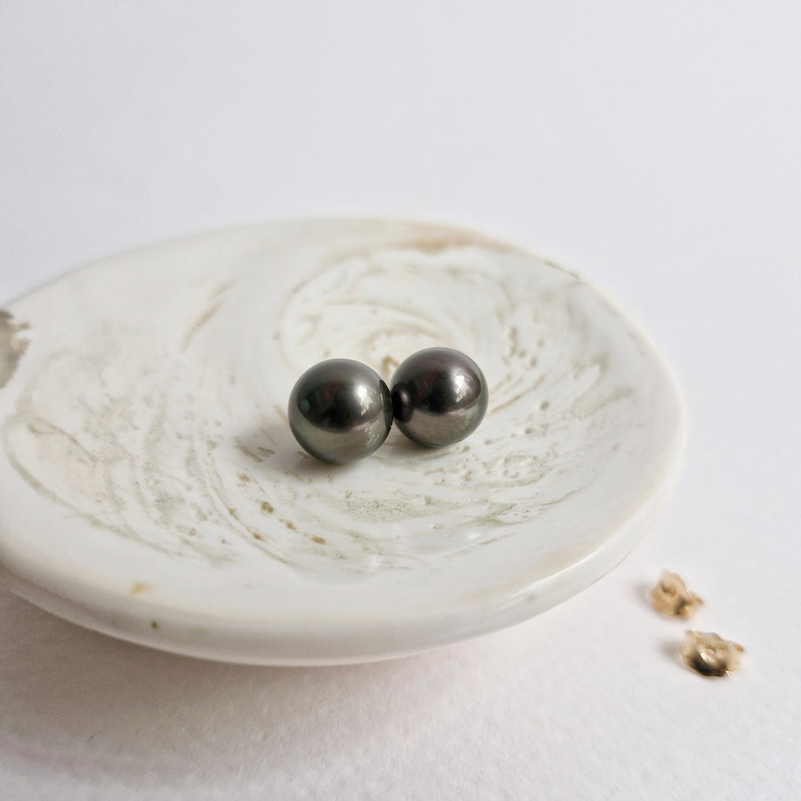 Tahitian Pearl Earstuds #22 (Dark Grey/Purple Overtone) / 14k Gold-filled