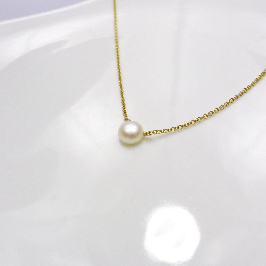 Blanche Necklace / Creamy White Small Freshwater Pearl Necklace